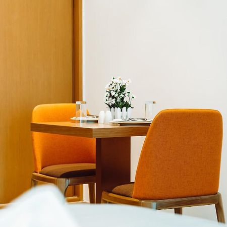 He Hotel Apartments Dubai Exterior photo A table and chairs