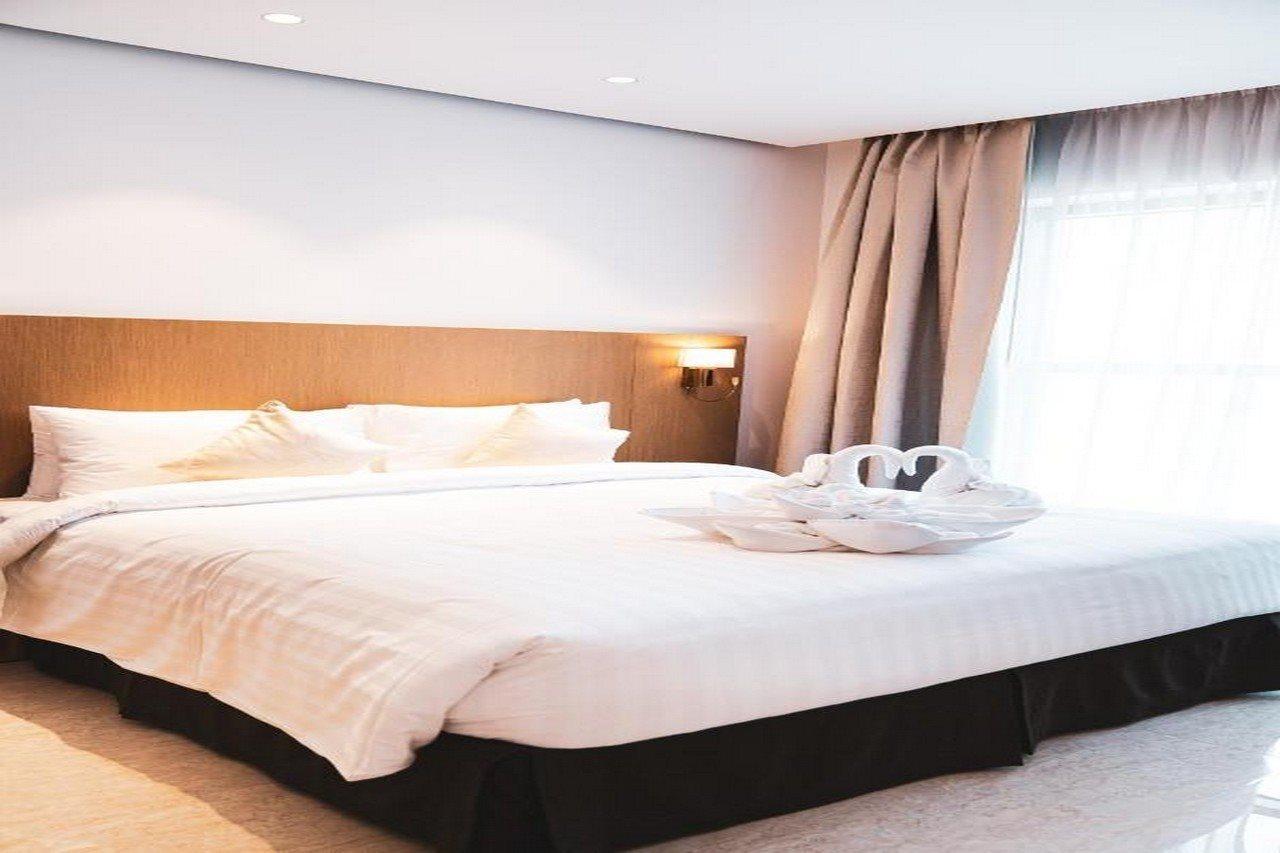 He Hotel Apartments Dubai Exterior photo A bed