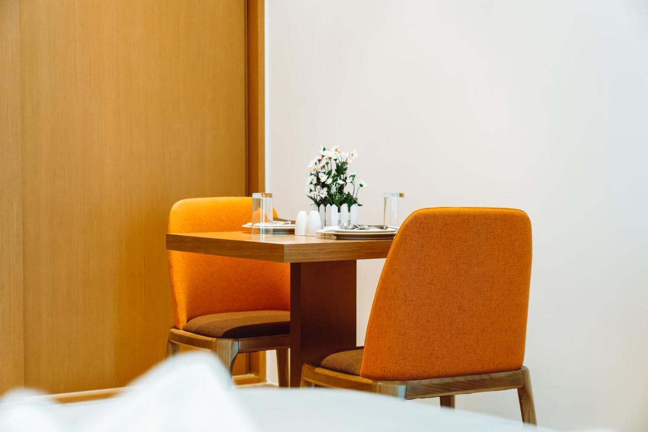 He Hotel Apartments Dubai Exterior photo A table and chairs
